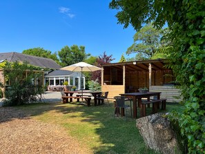 Outdoor dining - Beautiful Large Country Barn Conversion Hot Tub, Pool, BBQ Hut, Large Grounds (Lampeter)