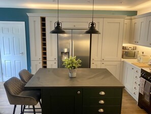 Fridge, microwave, oven, stovetop - Beautiful Large Country Barn Conversion Hot Tub, Pool, BBQ Hut, Large Grounds (Lampeter)