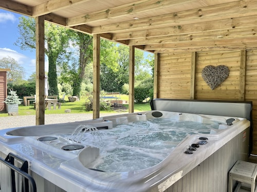 Beautiful Large Country Barn Conversion Hot Tub, Pool, BBQ Hut, Large Grounds