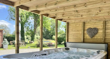 Beautiful Large Country Barn Conversion Hot Tub, Pool, BBQ Hut, Large Grounds