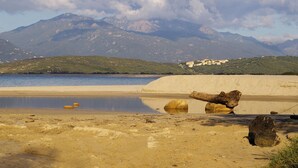 A beach with large rocks, a calm sea, and mountains in the background. - U Palmu, Sea 6 km, Panoramic view, Garden, Wifi, Air-conditioned (Sartène)