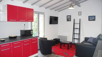 TV, libri, biblioteca musicale, impianto stereo