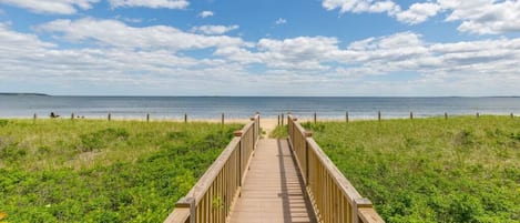 Una spiaggia nelle vicinanze