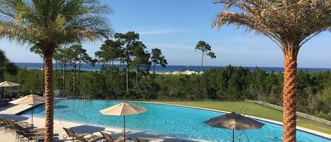 Una piscina al aire libre, una piscina climatizada