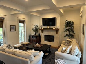 Smart TV, lareira, DVD player, aparelho de som