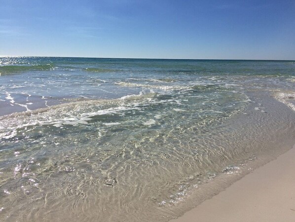 A beach with clear shallow water and a sandy shore. - Stunning 30A Home-Pool, Bikes, Golf Cart, Pickleball, AC, 5 mins to the Beach (Santa Rosa Beach)