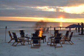 Perto da praia, espreguiçadeiras, toalhas de praia 