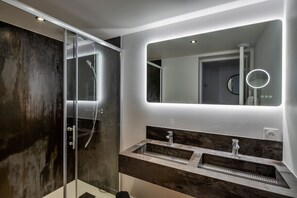 ヘアドライヤー、タオル