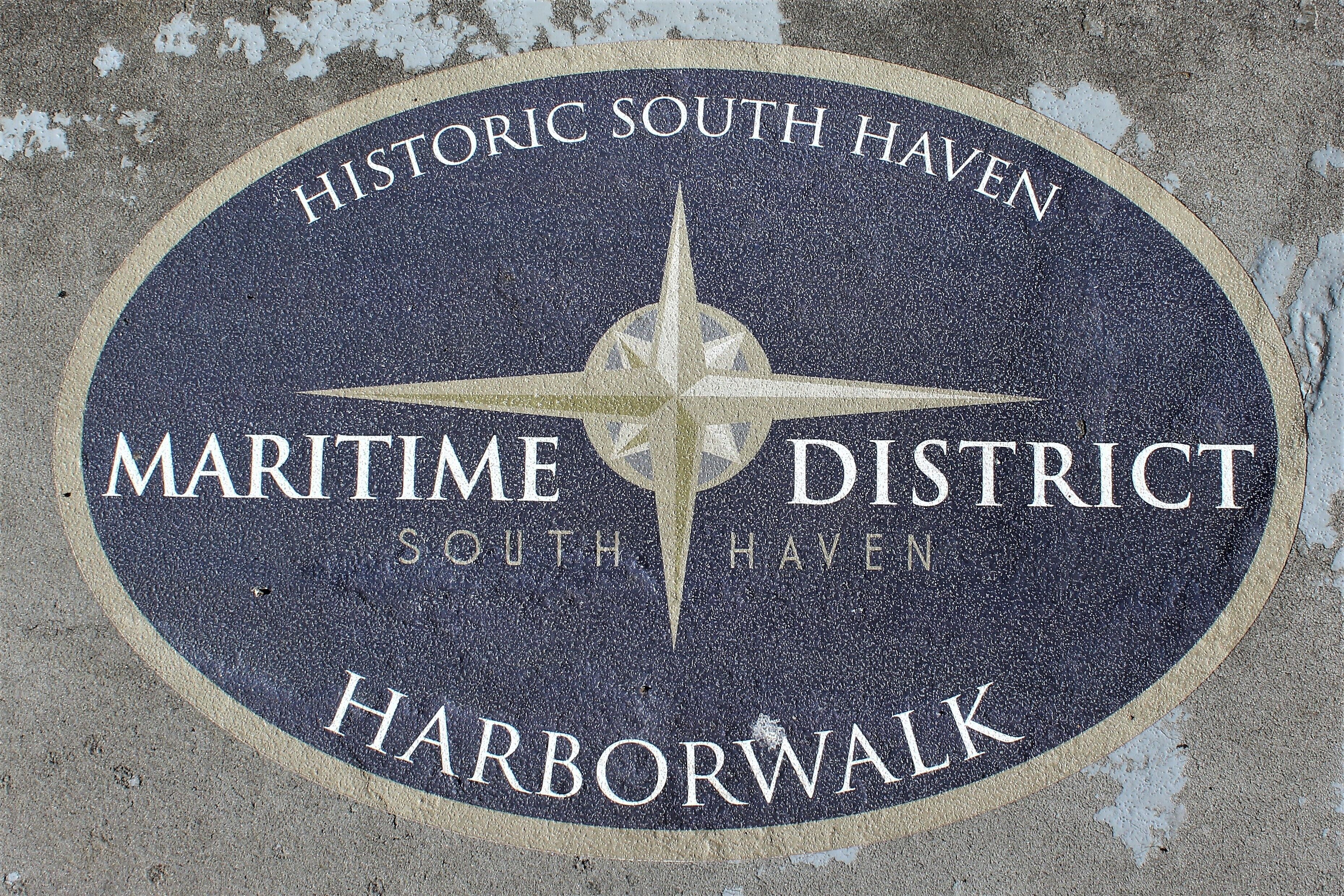 En historisk skylt längs South Haven Harborwalk, med en kompassros och orden ”Maritimt område” och ”South Haven” synliga.