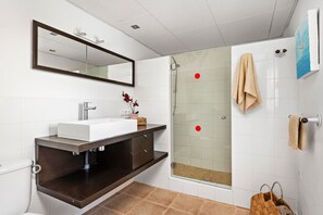 Badewanne, Haartrockner, Handtücher