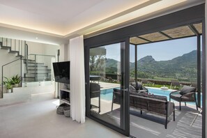 Smart TV, mesa de pingue-pongue, livros