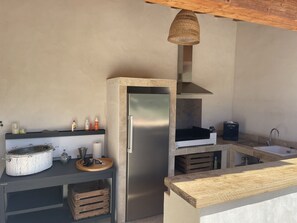 Een koelkast, een microgolfoven, een oven, een kookplaat