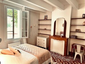 6 bedrooms, iron/ironing board, travel crib, free WiFi