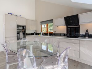 Un four, lave-vaisselle, chaise haute, congélateur