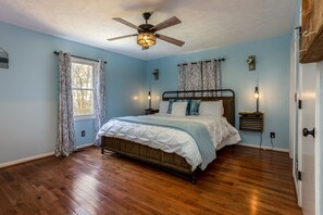 3 soverom, skrivebord, strykejern/-brett og wi-fi (inkludert)