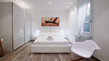 2 bedrooms, in-room safe, desk, iron/ironing board