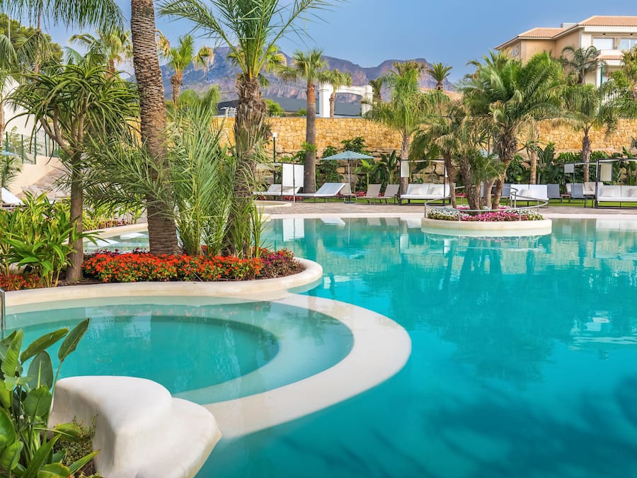 3 albercas al aire libre, sombrillas en la alberca y camastros