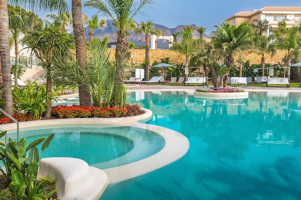 3 piscinas al aire libre, sombrillas, sillones reclinables de piscina