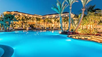 3 outdoor pools, pool umbrellas, sun loungers