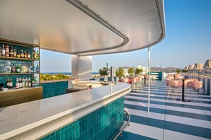 Bar met dakterras, uitzicht op het zwembad, op bepaalde dagen geopend