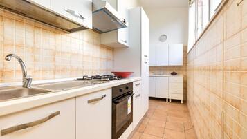 Frigorifero, piano cottura, pentole/stoviglie/utensili