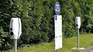 A parking area with a sign indicating a reserved parking space, a speed camera, and a building in the background. - Premiere Classe Arras - Tilloy Les Mofflaines (Tilloy-Les-Mofflaines)