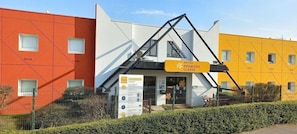 A hotel with a modern architectural design, featuring a prominent triangular structure and a sign indicating it is a premier class hotel. - Premiere Classe Arras - Tilloy Les Mofflaines (Tilloy-Les-Mofflaines)