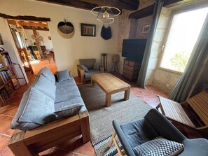 Smart-tv, een open haard, tafelvoetbal en een tafeltennistafel