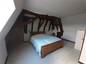 3 chambres, bureau, fer et planche à repasser, lit de bébé portatif