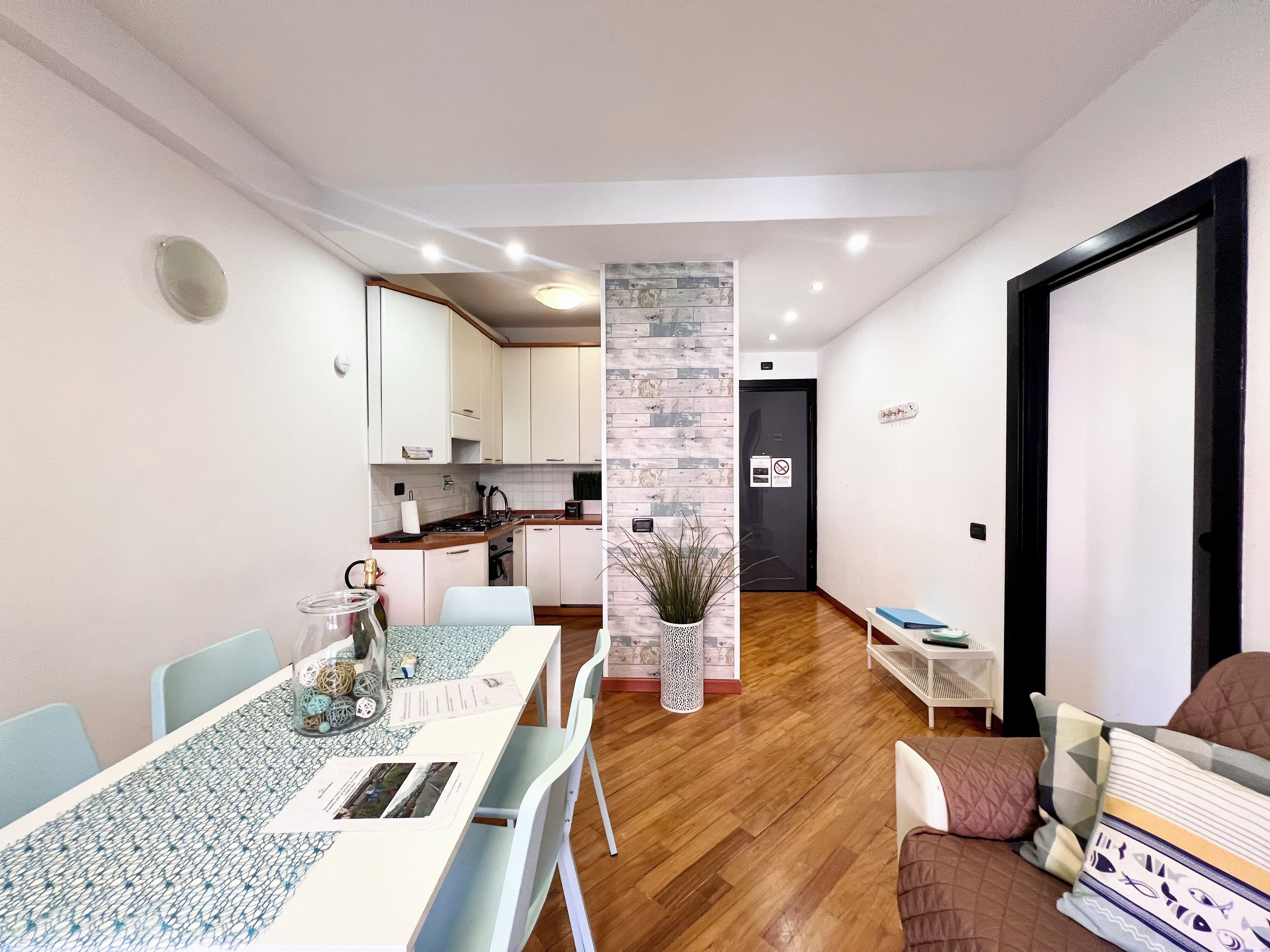 Un apartamento moderno con comedor, cocina y sala de estar.