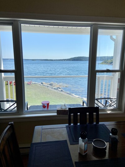 Cottage Cove Oceanfront Retreat