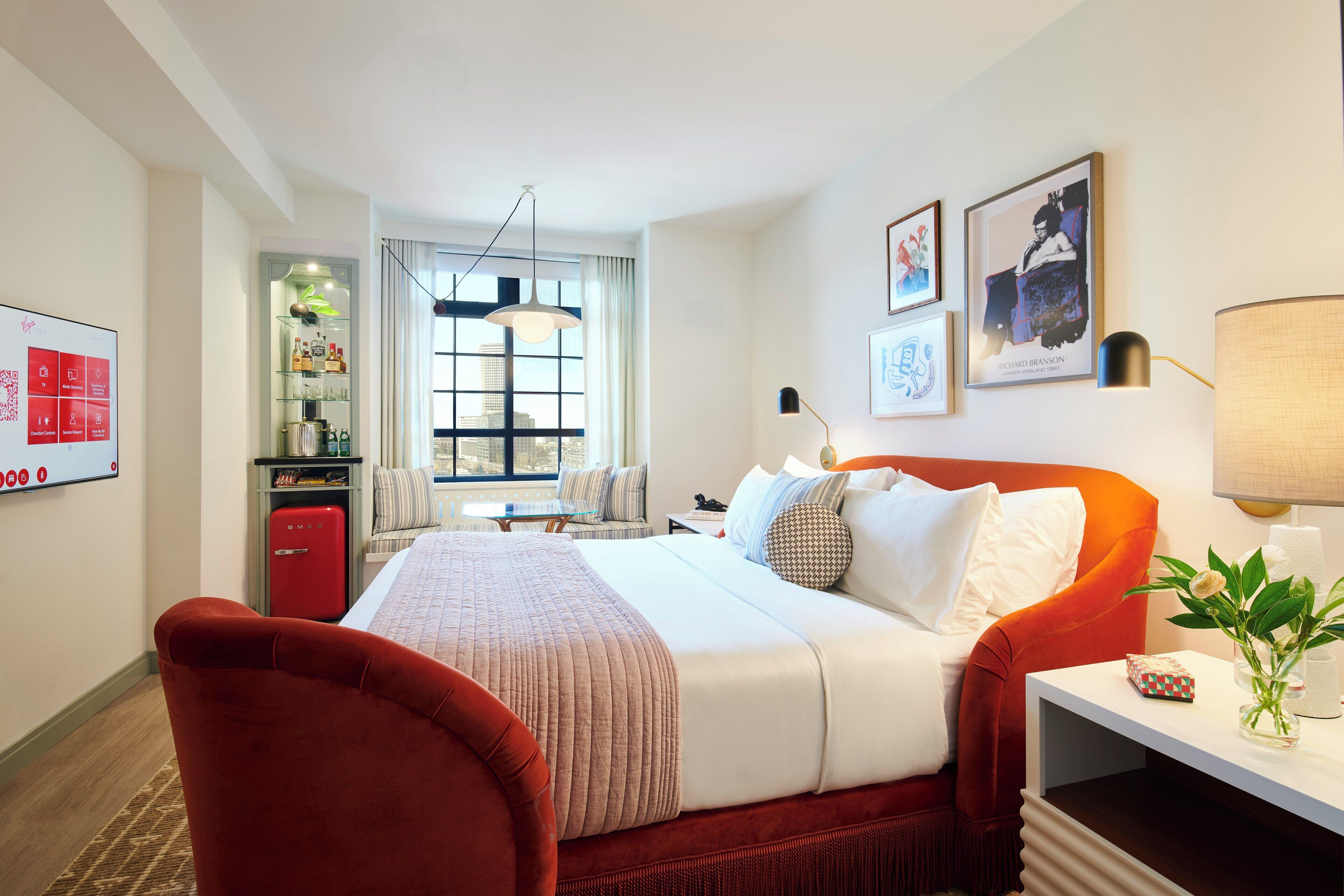 Sengetøy av topp kvalitet, minibar og safe på rommet