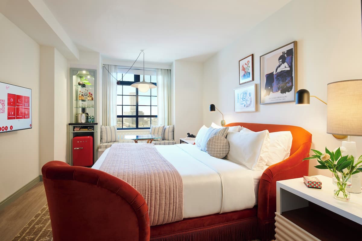 Sengetøy av topp kvalitet, minibar og safe på rommet