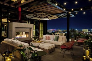 Poolside bar - Virgin Hotels New Orleans (New Orleans)