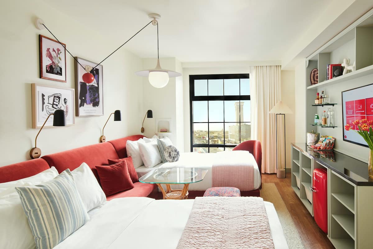 Sengetøy av topp kvalitet, minibar og safe på rommet