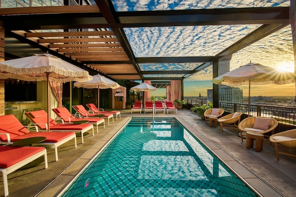 2 bars/lounges, lobby lounge, gastropub