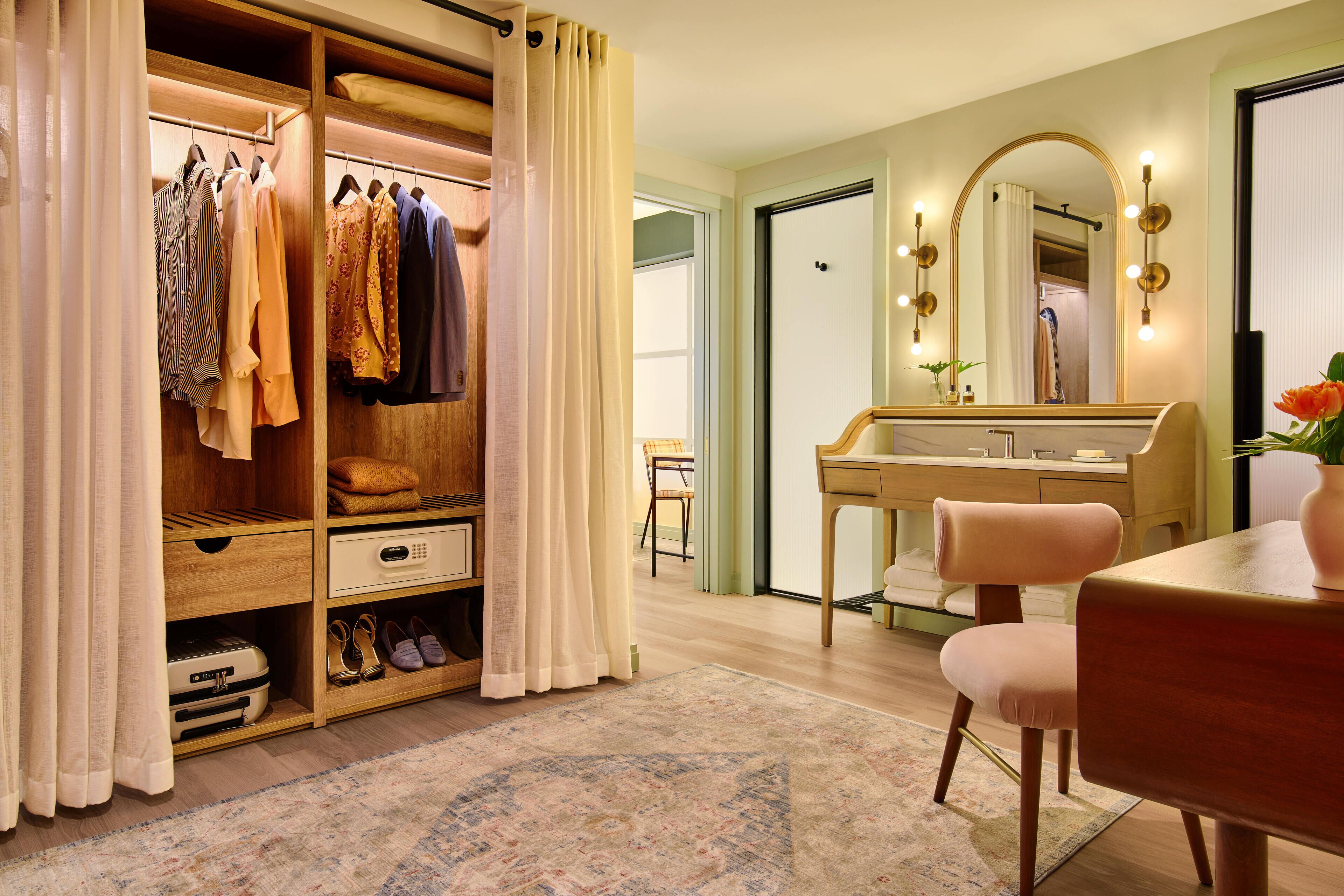 room, 1 queen bed (chamber) | premium bedding, minibar, in-room safe, laptop workspace