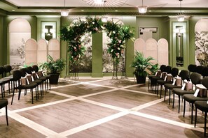 Breakfast, lunch, dinner and brunch served  - Virgin Hotels New Orleans (New Orleans)