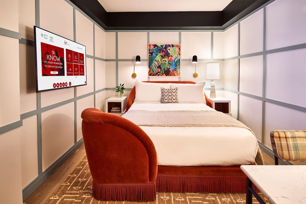 Room, 1 Queen Bed (Chamber) | Premium bedding, minibar, in-room safe, laptop workspace