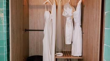 Suite (Crescent City Penthouse) | Baño | Regadera tipo lluvia, amenidades de baño gratuitas, secadora de cabello