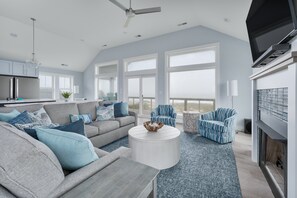 Fladskærms-tv, pejs, videospil, bordfodbold