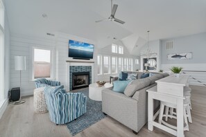 Flachbildfernseher, Kamin, Videospiele, Tischfußball