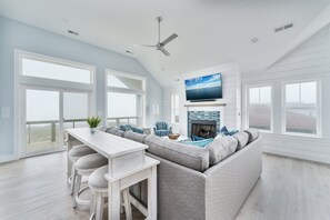 Flachbildfernseher, Kamin, Videospiele, Tischfußball