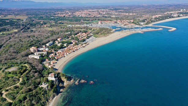 An aerial view of a coastal town with a beach, clear blue waters, and a mountainous backdrop. - Familienurlaub, Haustiere, Sonne, Meer, Wandern, Radfahren (Argelès-sur-Mer)