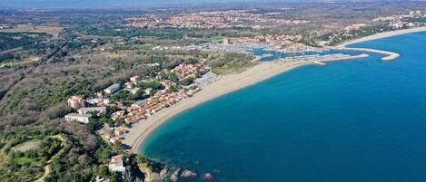 Plage à proximité, chaises longues