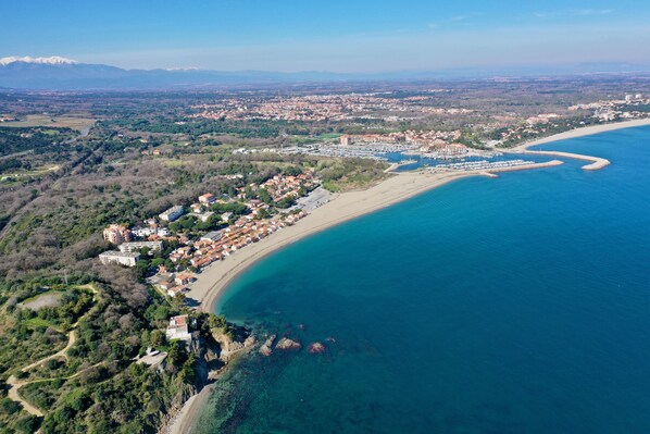 Vlak bij het strand, ligstoelen
