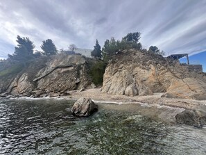 Nära stranden och solstolar