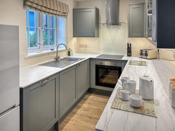 Oven, dishwasher, high chair, freezer - 2 bedroom accommodation in Filey (Filey)