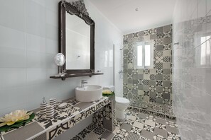 Baignoire, sĂšche-cheveux, serviettes fournies, papier toilette