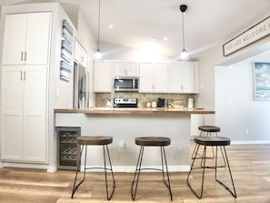 Kjøleskap, mikrobølgeovn, ovn og kokeplater